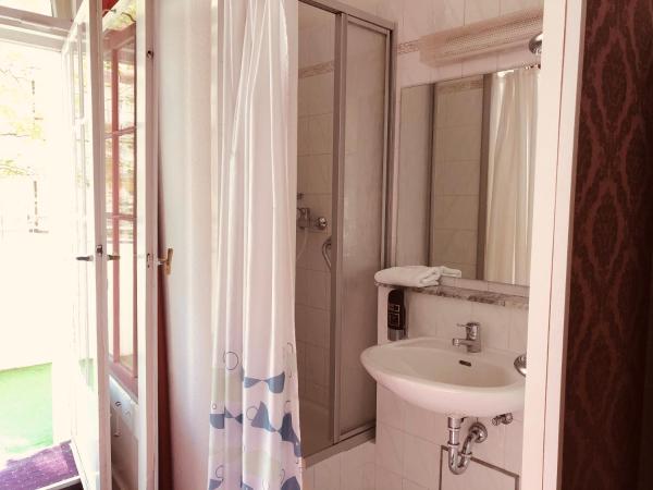 Hotel Castell am Kurfürstendamm : photo 4 de la chambre double room with shower and shared bathroom