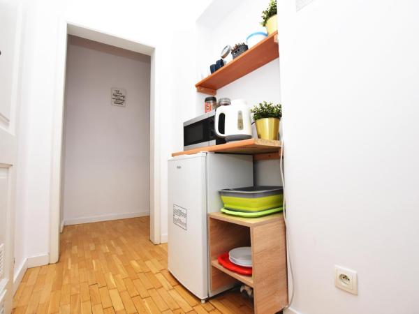 City Central Hostel - Pokoje prywatne : photo 10 de la chambre chambre double avec salle de bains commune