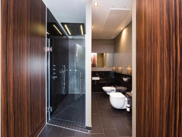 Van der Valk Hotel Düsseldorf : photo 4 de la chambre suite lit king-size avec baignoire spa