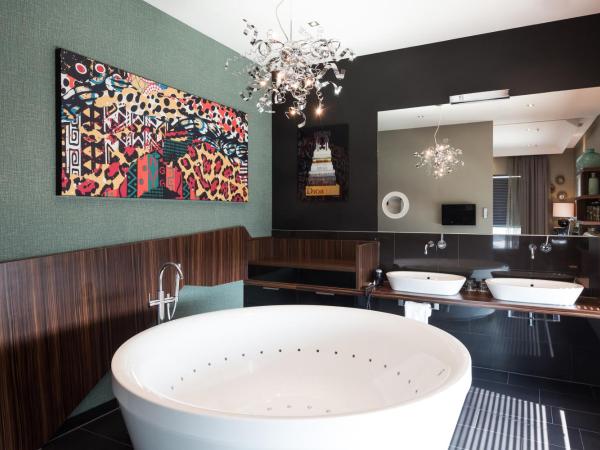 Van der Valk Hotel Düsseldorf : photo 3 de la chambre suite lit king-size avec baignoire spa
