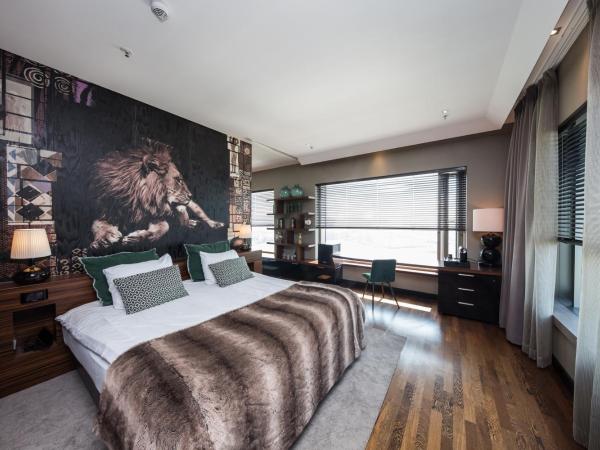 Van der Valk Hotel Düsseldorf : photo 2 de la chambre suite lit king-size avec baignoire spa