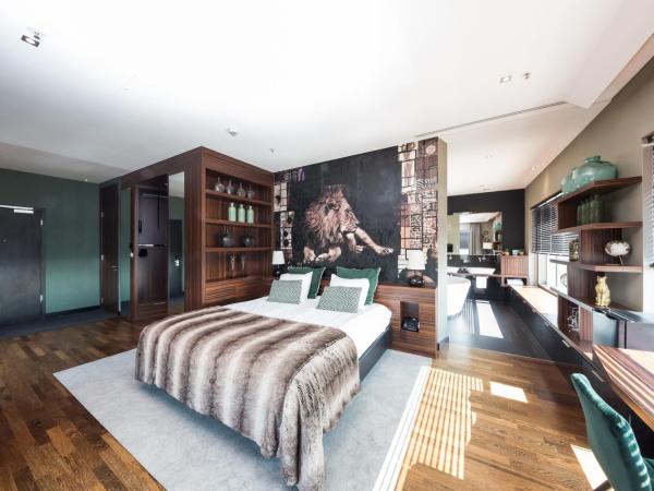 Van der Valk Hotel Düsseldorf : photo 1 de la chambre suite lit king-size avec baignoire spa