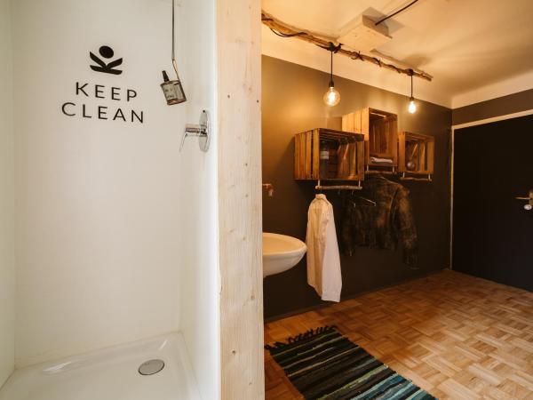 The Keep Eco Rooms : photo 3 de la chambre privat triple room with private bathroom and shared toilet