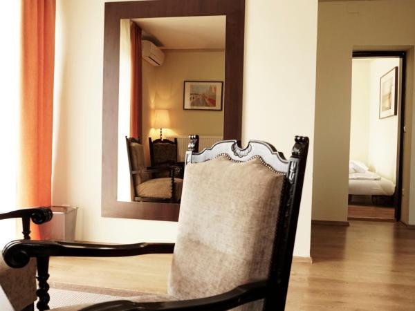 Fürjes Villa Panzió : photo 10 de la chambre suite avec balcon