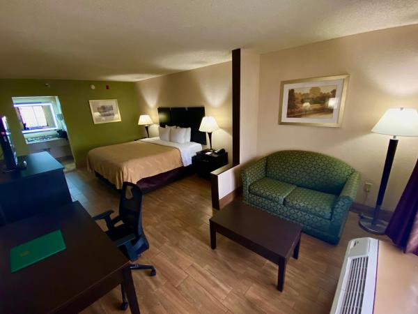 Quality Inn & Suites Orlando Airport : photo 2 de la chambre suite 1 chambre lit queen-size avec canapé-lit - non-fumeurs