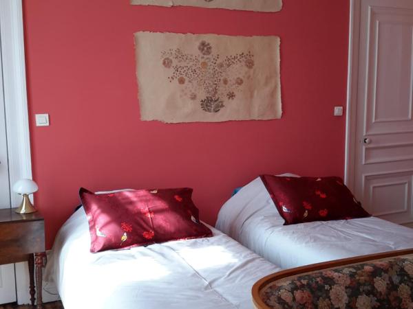 La Belle Boulonnaise : photo 4 de la chambre chambre double ou lits jumeaux - vue partielle sur mer