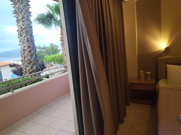 Semiramis : photo 4 de la chambre chambre double - vue partielle sur mer.