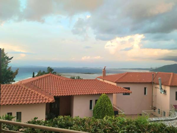 Semiramis : photo 7 de la chambre chambre double - vue partielle sur mer.