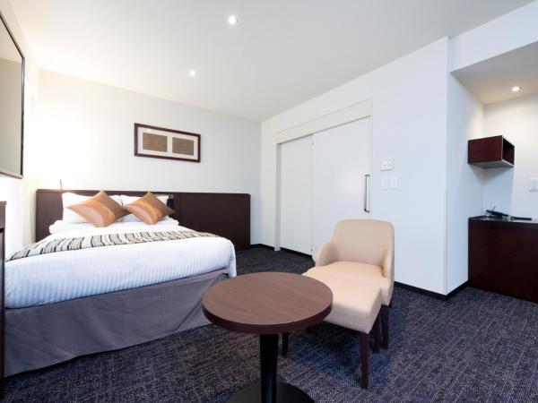 HOTEL MYSTAYS Fukuoka Tenjin : photo 2 de la chambre double room with small double bed and extra bed - disability access - non-smoking