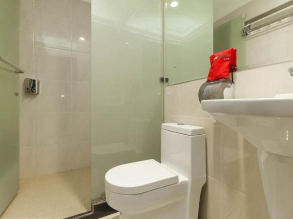 RedDoorz Plus near Halim Perdanakusuma 2 : photo 6 de la chambre room #297618304