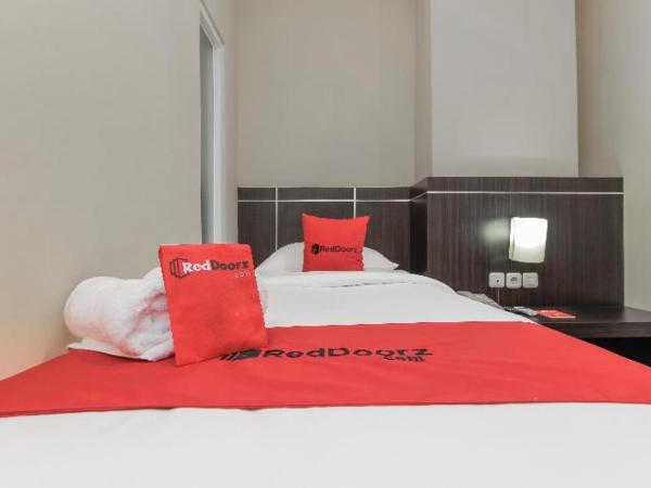 RedDoorz Plus @ Thamrin : photo 5 de la chambre room #355810514