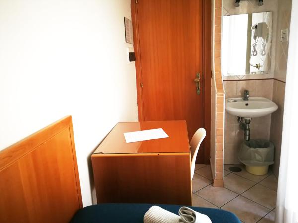 Hotel Zara Napoli : photo 2 de la chambre chambre simple avec salle de bains commune