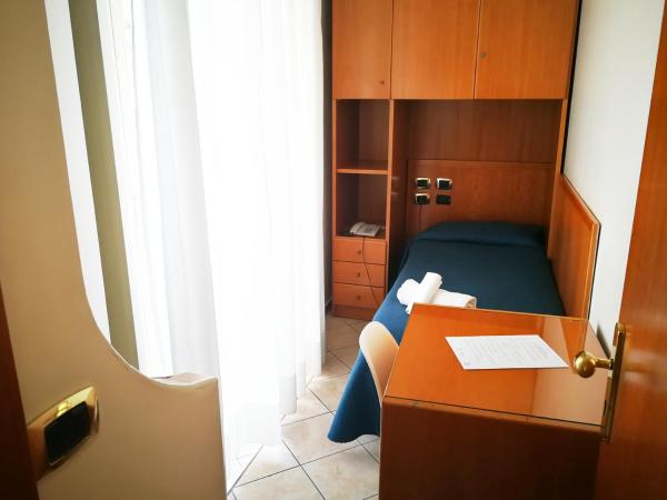 Hotel Zara Napoli : photo 3 de la chambre chambre simple avec salle de bains commune