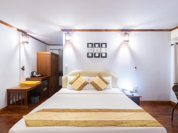 Phi Phi The Beach Resort : photo 3 de la chambre villa supérieure avec transfert gratuit pour la jetée de tonsai - vue partielle sur mer
