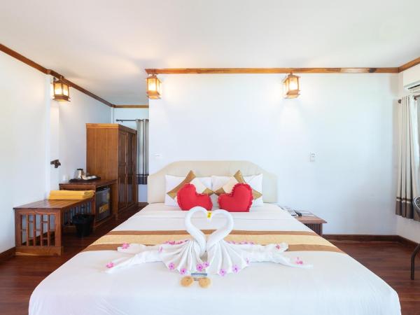 Phi Phi The Beach Resort- SHA Certified : photo 5 de la chambre villa supérieure avec transfert gratuit pour la jetée de tonsai - vue partielle sur mer