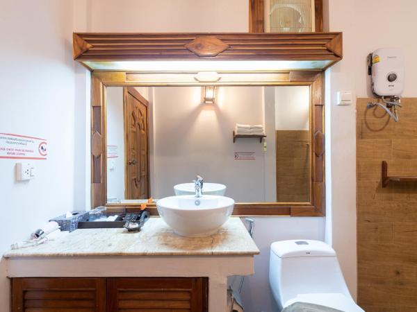 Phi Phi The Beach Resort : photo 2 de la chambre villa supérieure avec transfert gratuit pour la jetée de tonsai - vue partielle sur mer