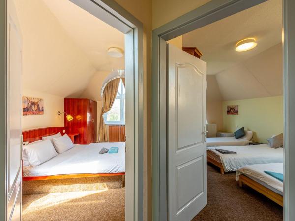 Korona Panzió Budapest : photo 1 de la chambre chambre familiale avec salle de bains privative