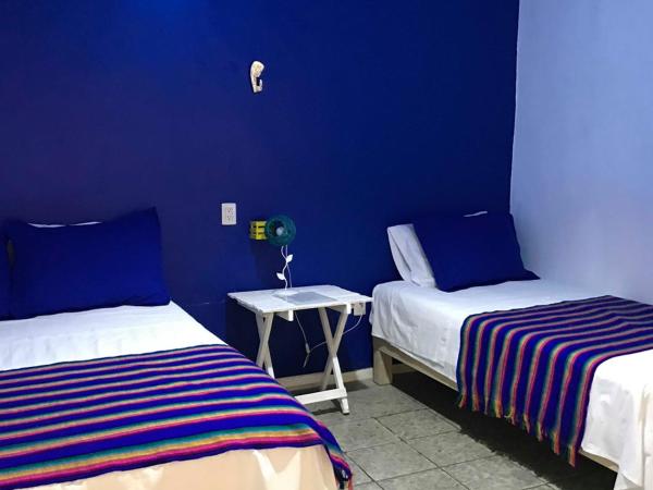 Hostal Tlaquepaque : photo 3 de la chambre chambre triple avec salle de bains commune