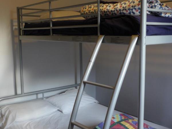 St. Clair Hotel Hostel : photo 4 de la chambre chambre triple avec salle de bains commune