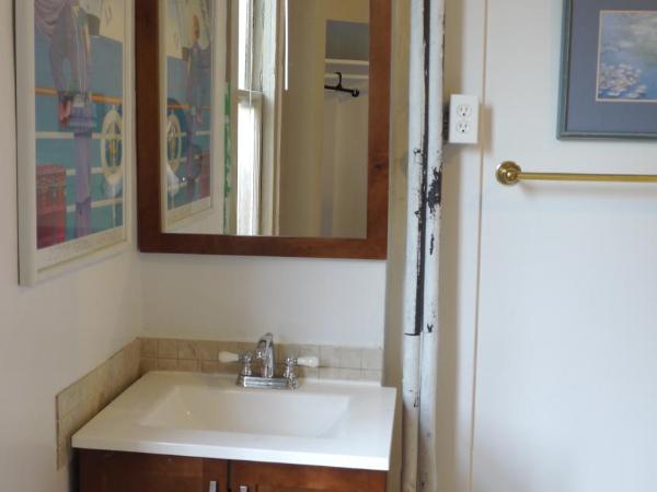 St. Clair Hotel Hostel : photo 5 de la chambre chambre triple avec salle de bains commune