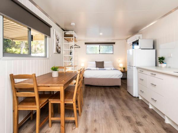 Banksia Tourist Park : photo 2 de la chambre lux cabin - pet friendly (sleeps 4)