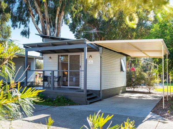 Banksia Tourist Park : photo 1 de la chambre deluxe double room - non pet friendly