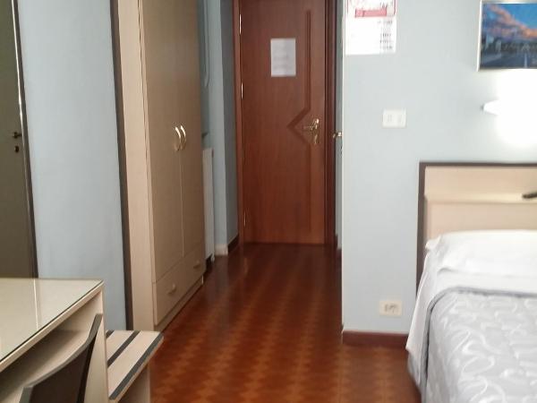 Albergo in Centro : photo 5 de la chambre chambre simple avec salle de bains