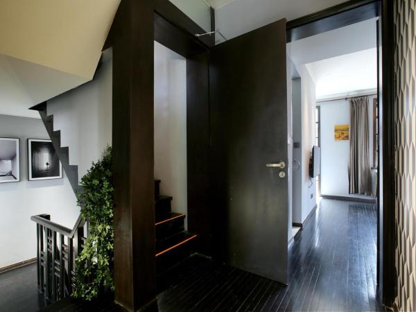 Shanghai Downtown Hills Boutique Guesthouse - Near Metro Line 7, Exit 3, Changping Road : photo 4 de la chambre colubia queen room with balcony