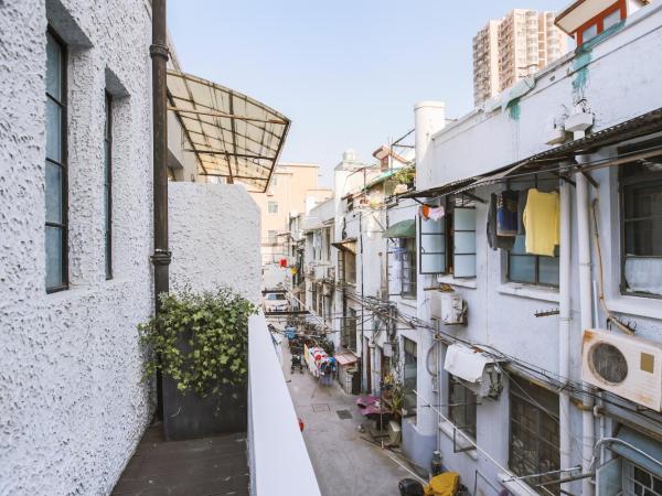 Shanghai Downtown Hills Boutique Guesthouse - Near Metro Line 7, Exit 3, Changping Road : photo 5 de la chambre colubia queen room with balcony