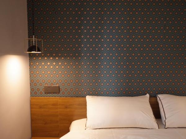 Shanghai Downtown Hills Boutique Guesthouse - Near Metro Line 7, Exit 3, Changping Road : photo 7 de la chambre ethiopia queen room with patio