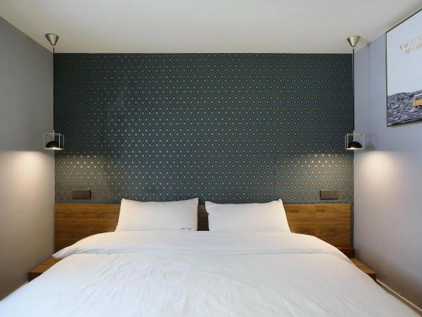 Shanghai Downtown Hills Boutique Guesthouse - Near Metro Line 7, Exit 3, Changping Road : photo 5 de la chambre ethiopia queen room with patio