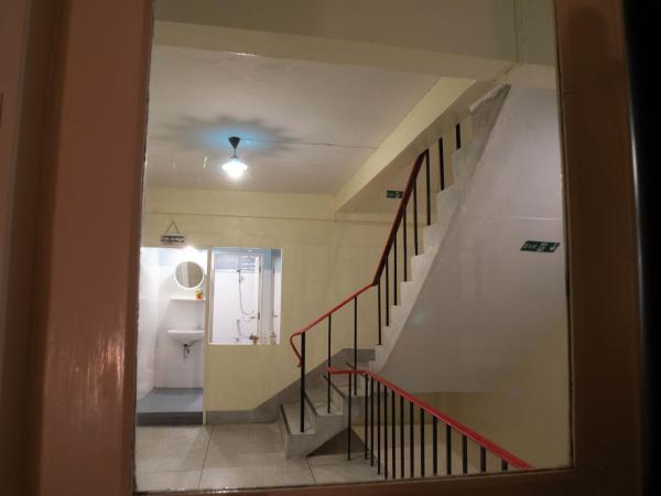 Chan Cha La 99 Hostel : photo 6 de la chambre chambre lits jumeaux avec salle de bains privative séparée