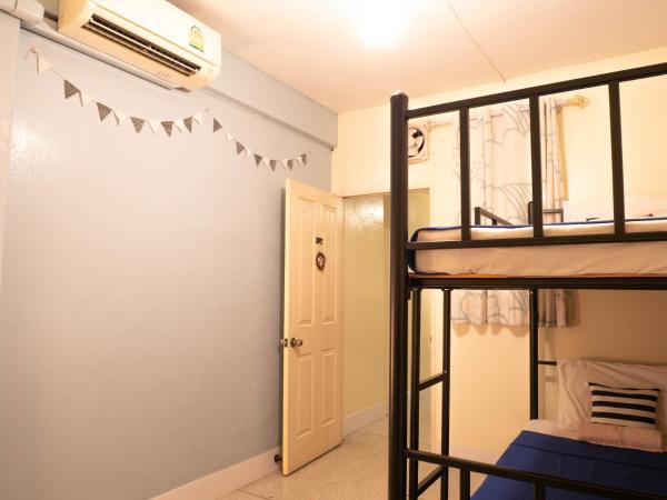 Chan Cha La 99 Hostel : photo 3 de la chambre chambre lits jumeaux avec salle de bains privative séparée