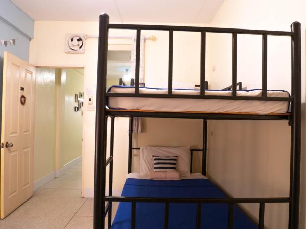 Chan Cha La 99 Hostel : photo 4 de la chambre chambre lits jumeaux avec salle de bains privative séparée