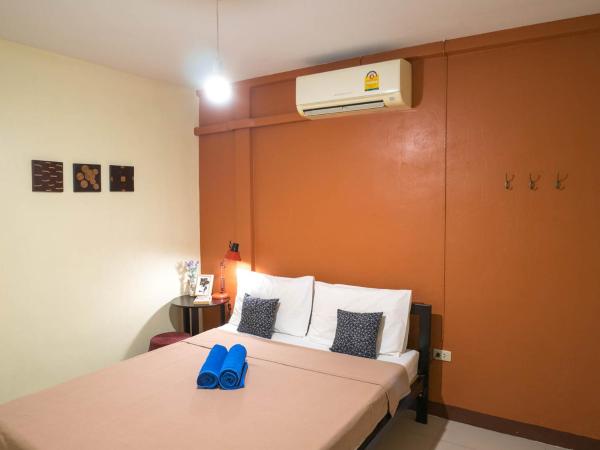 Chan Cha La 99 Hostel : photo 3 de la chambre chambre double avec salle de bains privative