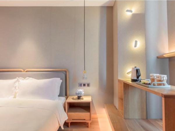 Westlake Art Hotel : photo 2 de la chambre chambre lit king-size - vue sur ville