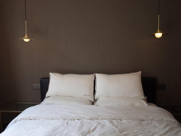 Shanghai Downtown Hills Boutique Guesthouse - Near Metro Line 7, Exit 3, Changping Road : photo 1 de la chambre colubia queen room with balcony