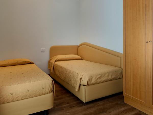 Hotel Astor : photo 4 de la chambre chambre quadruple avec balcon