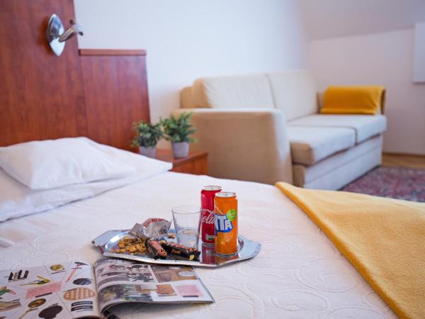 HELIOS Hotel Apartments : photo 3 de la chambre chambre double ou lits jumeaux avec balcon