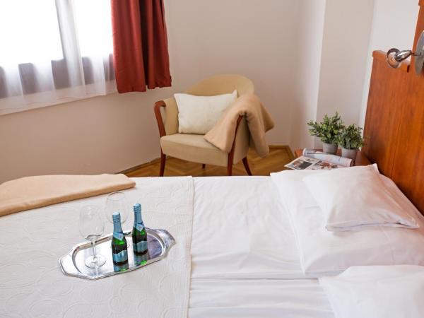 HELIOS Hotel Apartments : photo 4 de la chambre chambre double ou lits jumeaux avec balcon