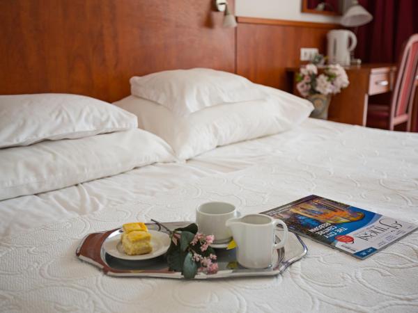 HELIOS Hotel Apartments : photo 9 de la chambre chambre double ou lits jumeaux standard