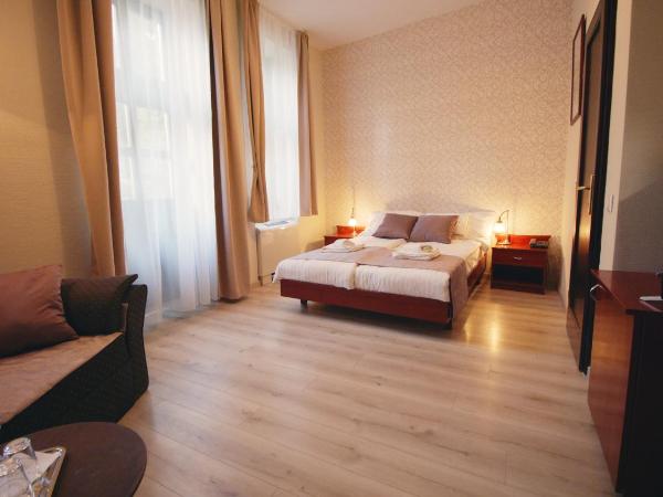 Aqua Villa Eger : photo 10 de la chambre chambre lit queen-size avec balcon