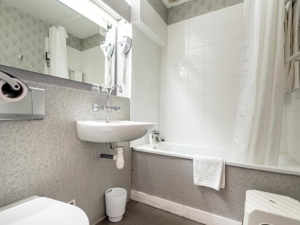Hotel Des Tilleuls : photo 2 de la chambre chambre double avec baignoire