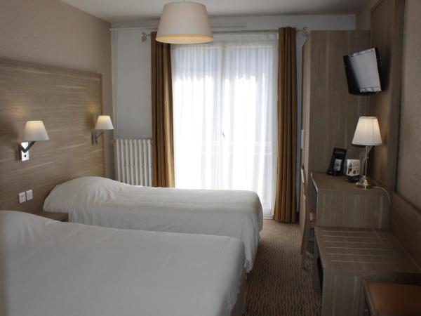 Hotel Des Tilleuls : photo 2 de la chambre chambre triple avec baignoire