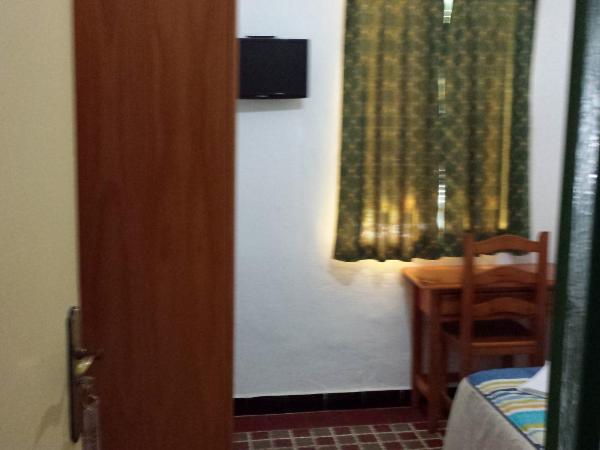 Pension Gran Plaza : photo 4 de la chambre chambre simple avec salle de bains commune