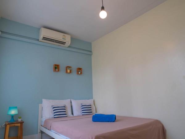 Chan Cha La 99 Hostel : photo 2 de la chambre chambre double avec salle de bains privative séparée
