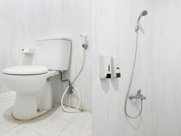 RedDoorz Plus near Kemang Raya : photo 1 de la chambre room #85295219