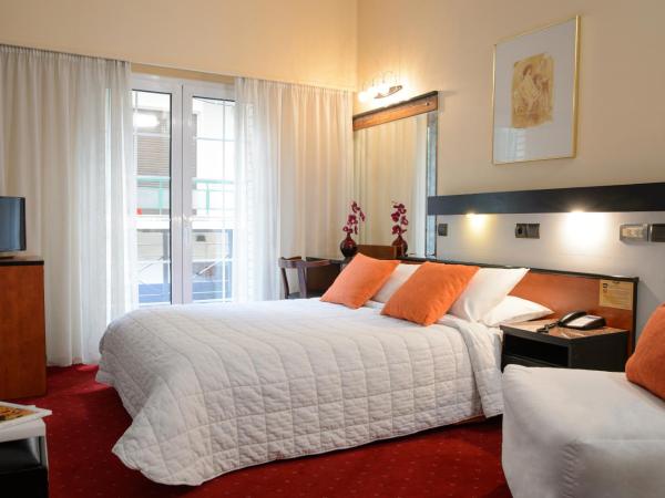 Victory Inn : photo 2 de la chambre chambre triple avec petit balcon