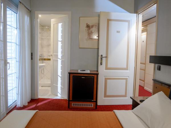 Victory Inn : photo 9 de la chambre chambre double avec petit balcon