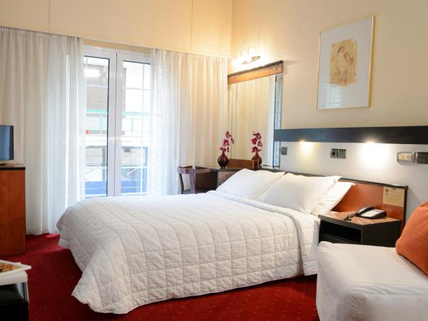 Victory Inn : photo 1 de la chambre chambre triple avec petit balcon